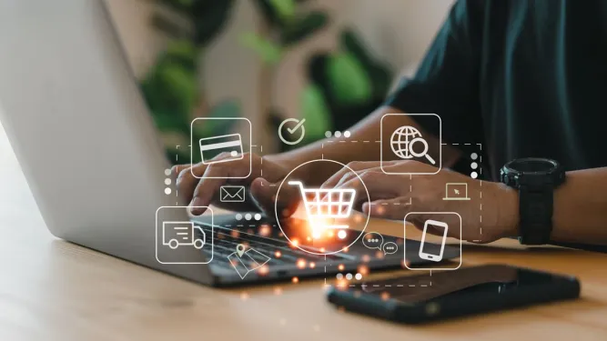 Mãos digitando no teclado de um laptop com ícones de carrinho de compras e e-commerce flutuando, representando o mercado digital.